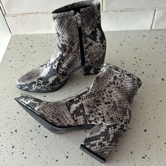 Marc Fisher Leave Women’s Textile Snake Print Ankle Boots Block Heel Zip Size 7M - Picture 4 of 12